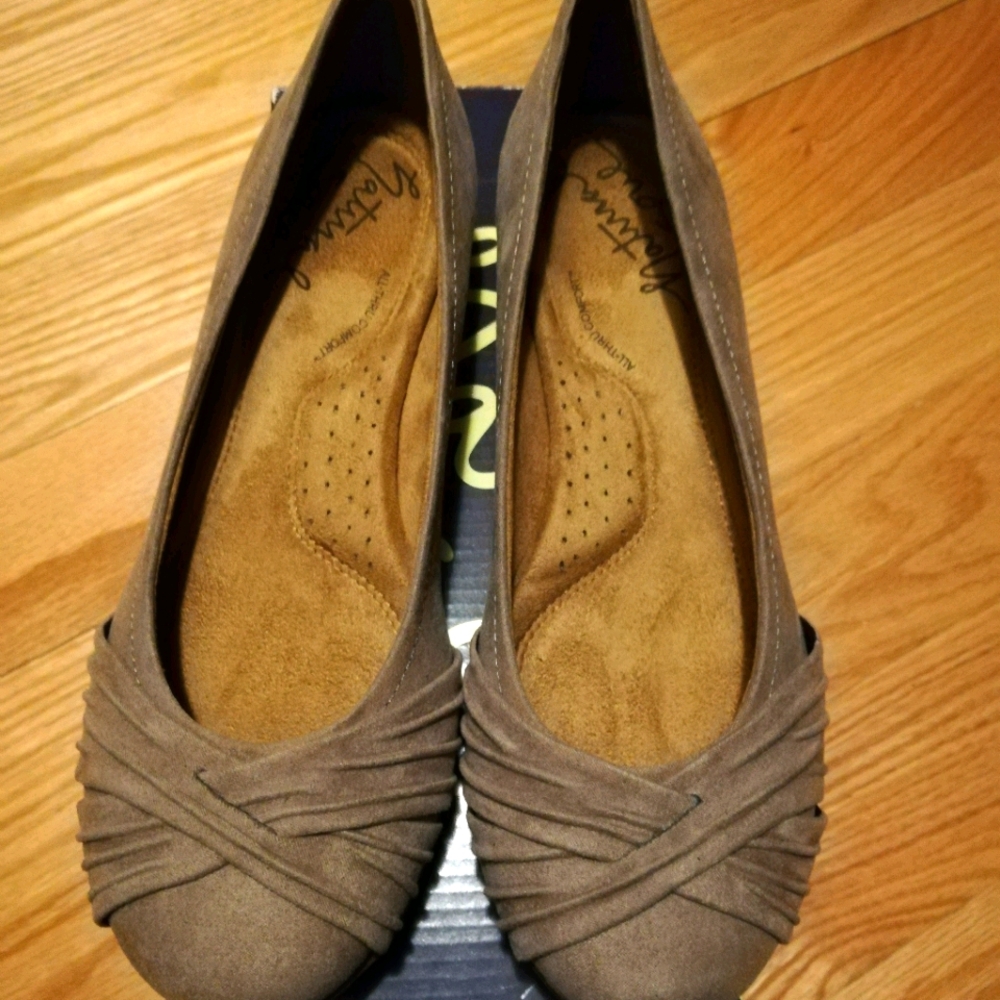 NIB Chic Flats. Size 6 1/2 M. Taupe.